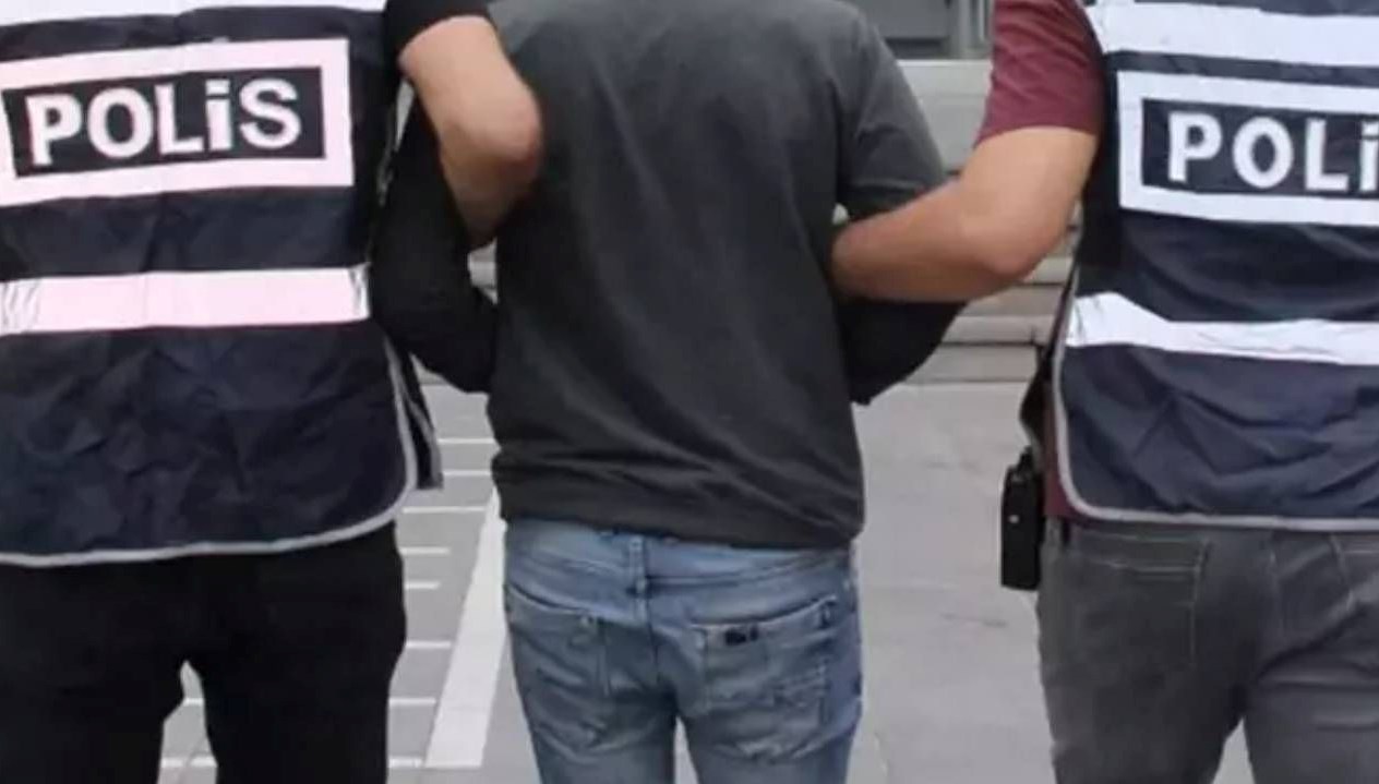 antalyada kediyi tekmeleyen kisi yakalandi DNKdnL2Y