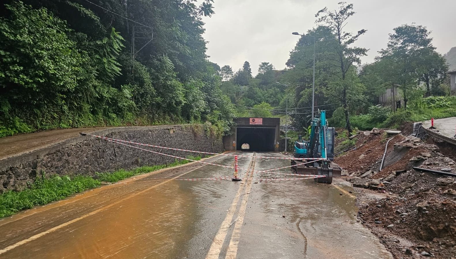 arhavide heyelan riski tunel trafige kapatildi bURORC5f