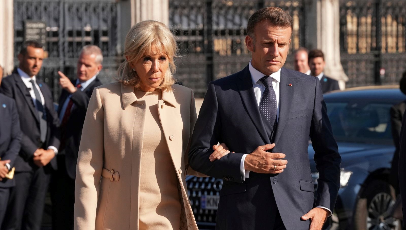 brigitte macron kadin oldugunu kanitlamak icin bilimsel kanit sunacak x9njBS1M