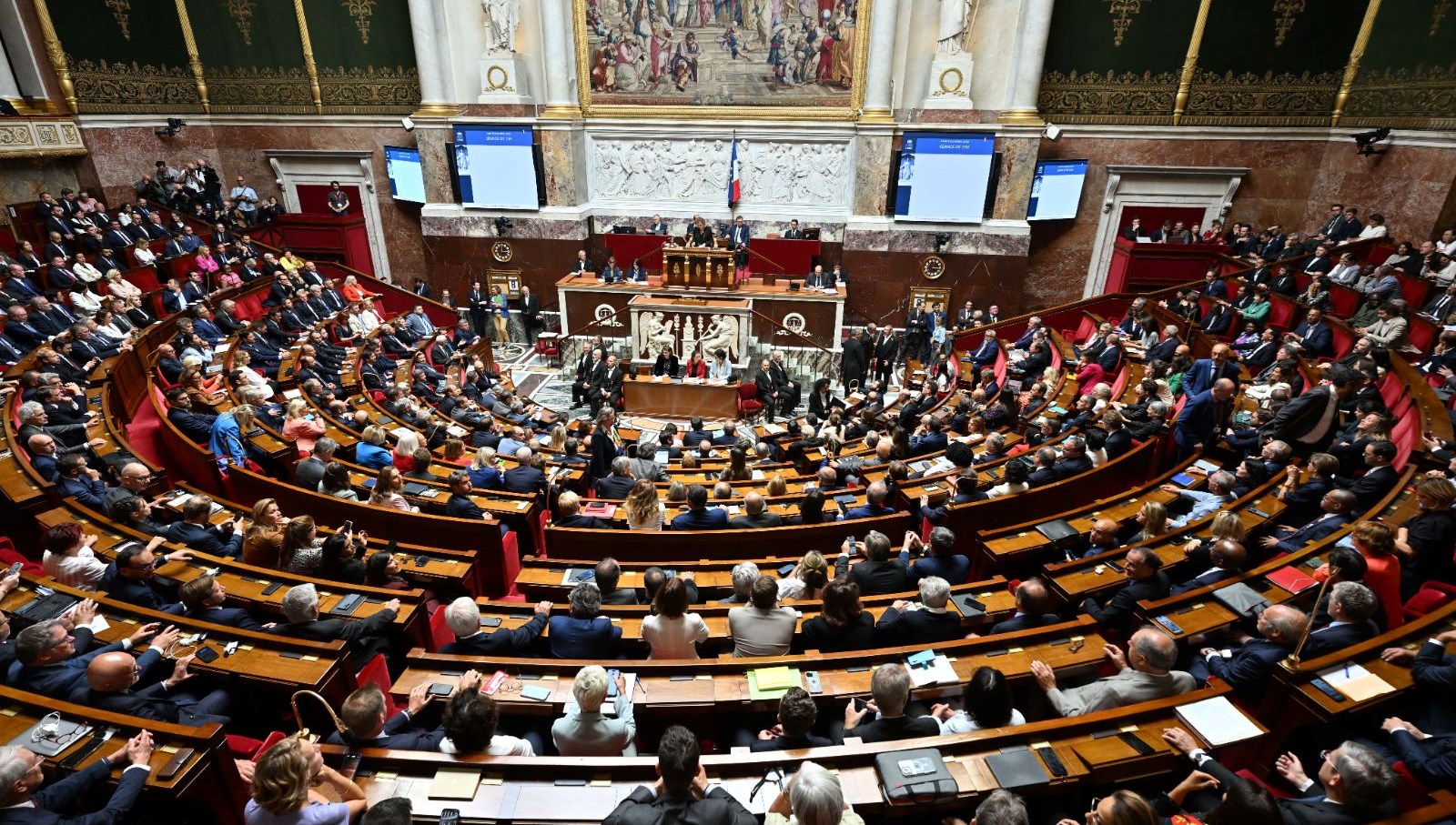 fransada guvenoyu alamayan basbakan bayrounun hukumeti dustu GWx19Dym