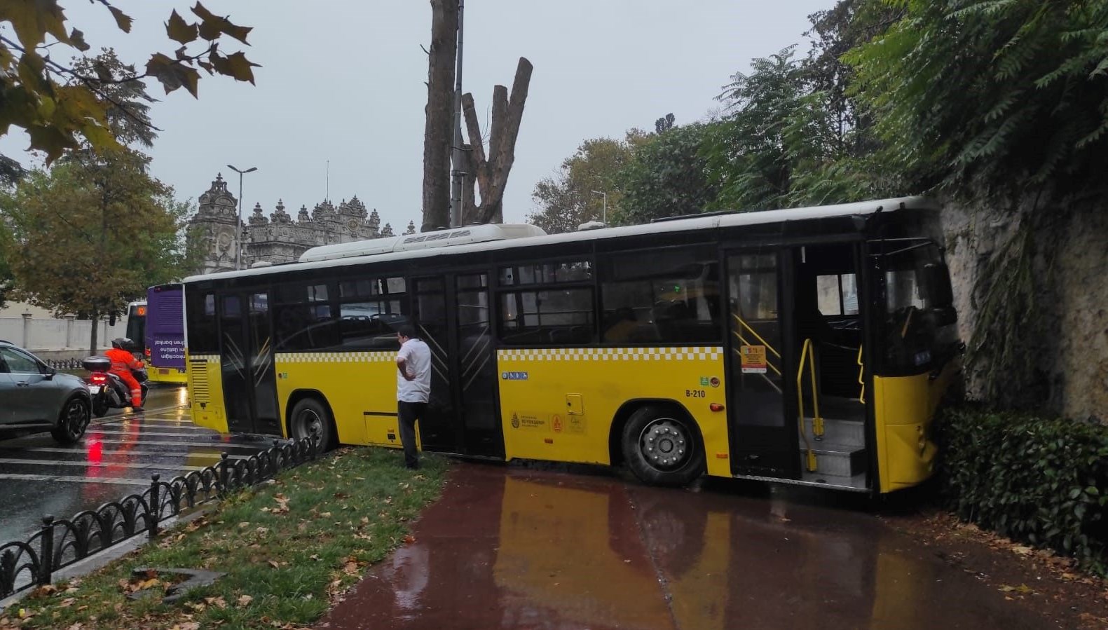 istanbulda iett otobusu motosiklete carpti wNJRazZB