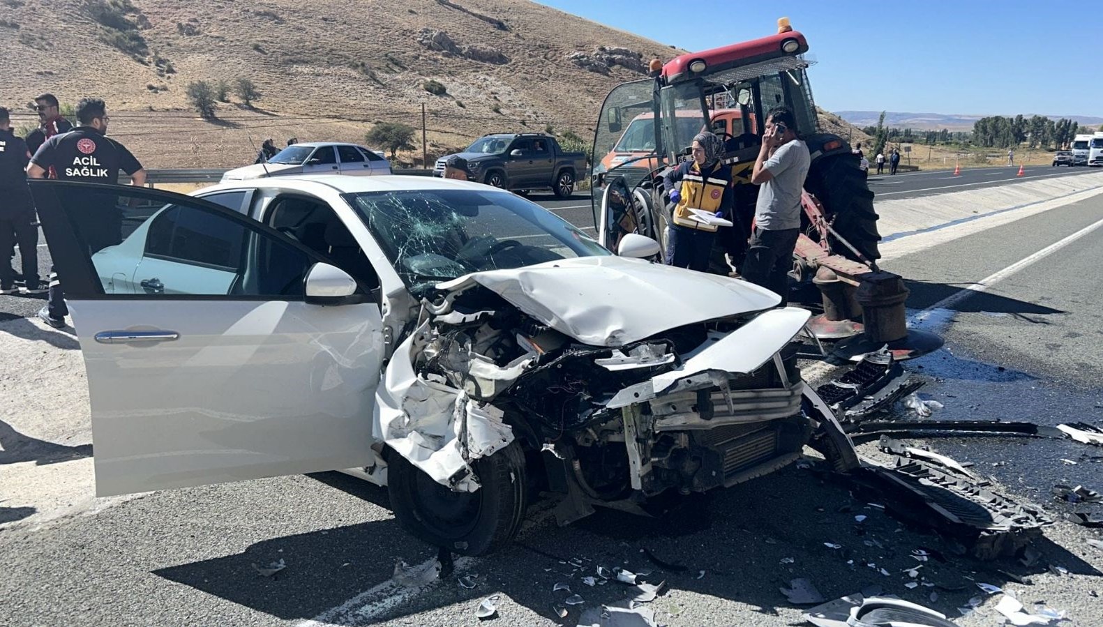 otomobil ile traktor carpisti 4 yarali IfR2LYy8