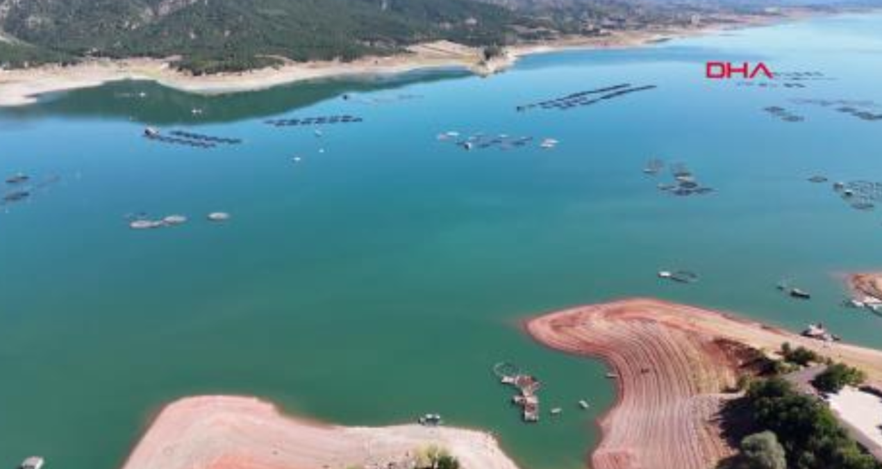 sular cekildi barajin ortasindaki kayalik ortaya cikti ltOwC3NJ