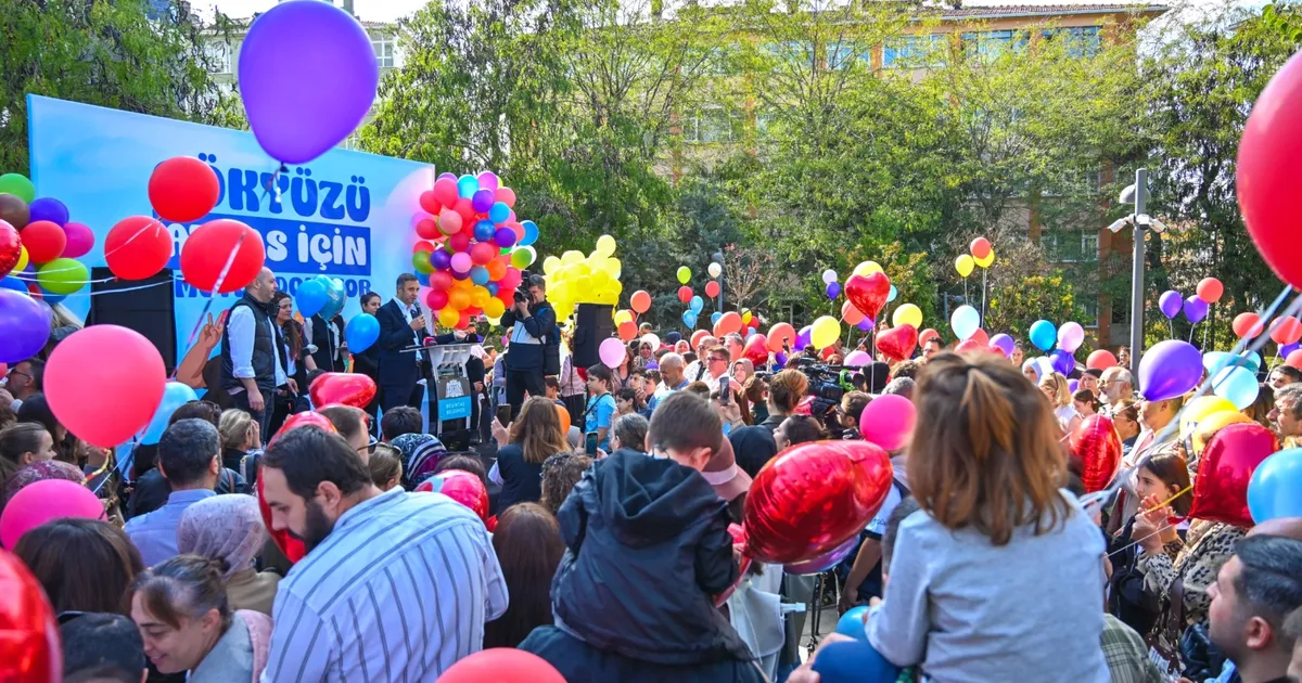 besiktasta balonlar atlas icin gokyuzune birakildi IGs7d7rR