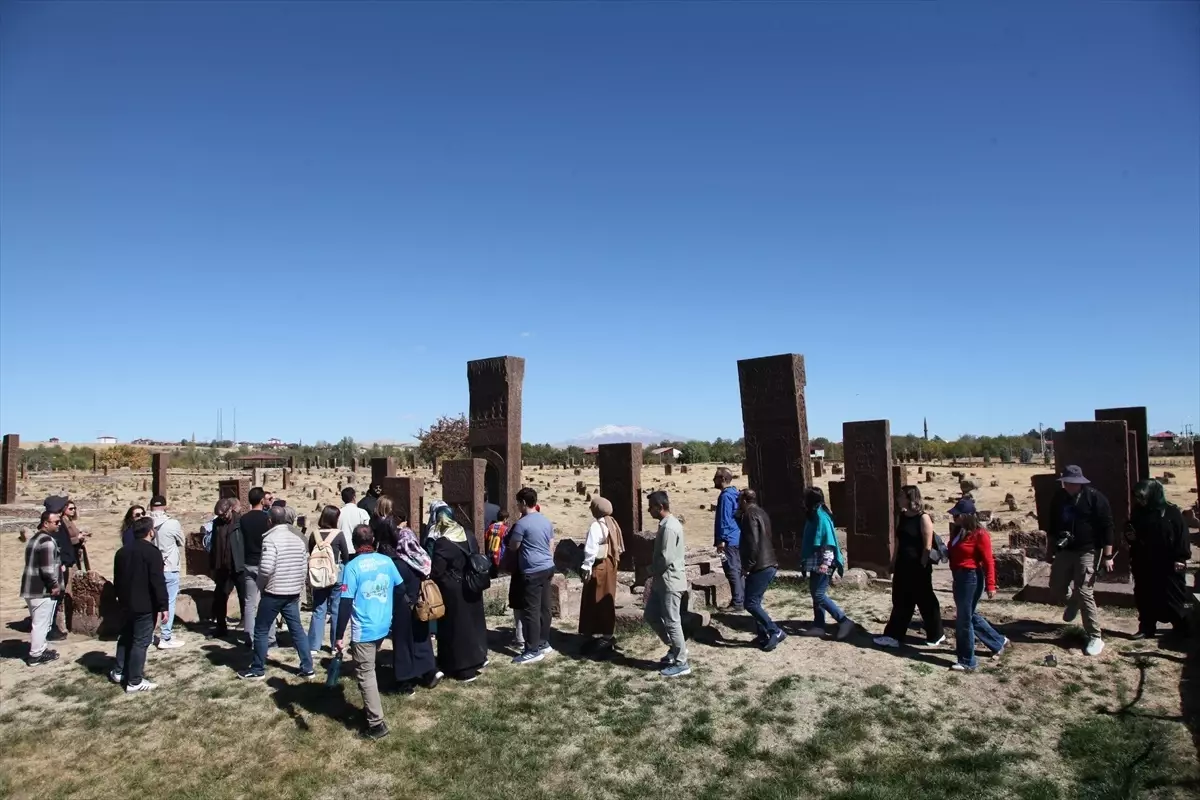 dogaseverler ahlattaki tarihi ve turistik alanlari gezdi 37kx8kSS