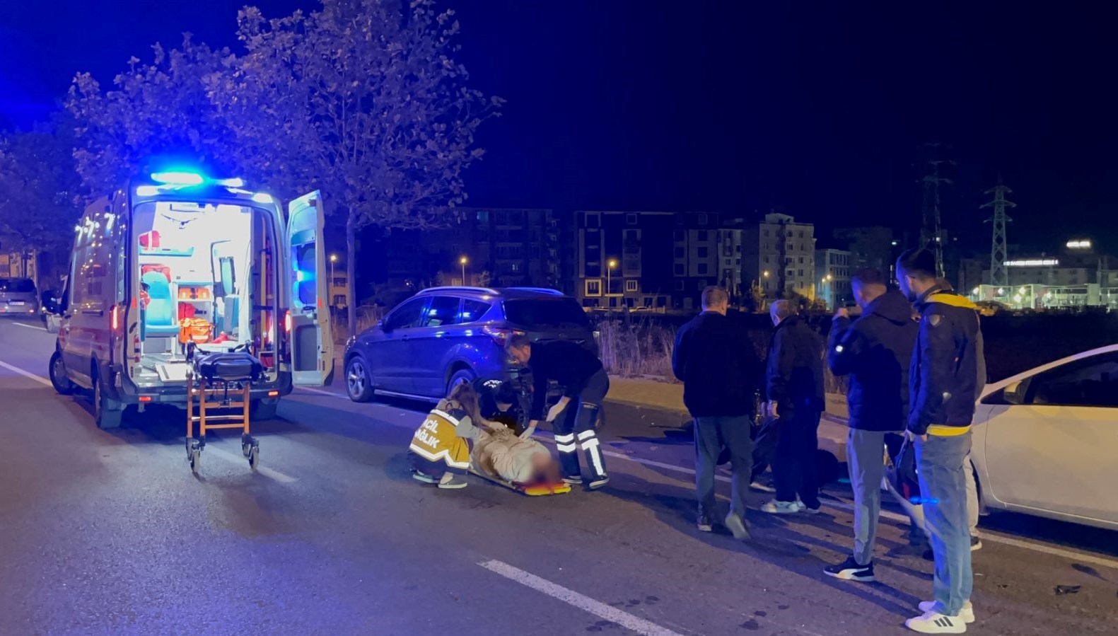 ehliyetsiz surucu park halindeki otomobile carpti GqTbqk3q.jpg