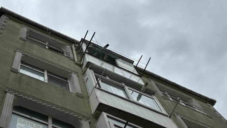 fatihte pencereden dusen kadin hayatini kaybetti 5LXHRBXA