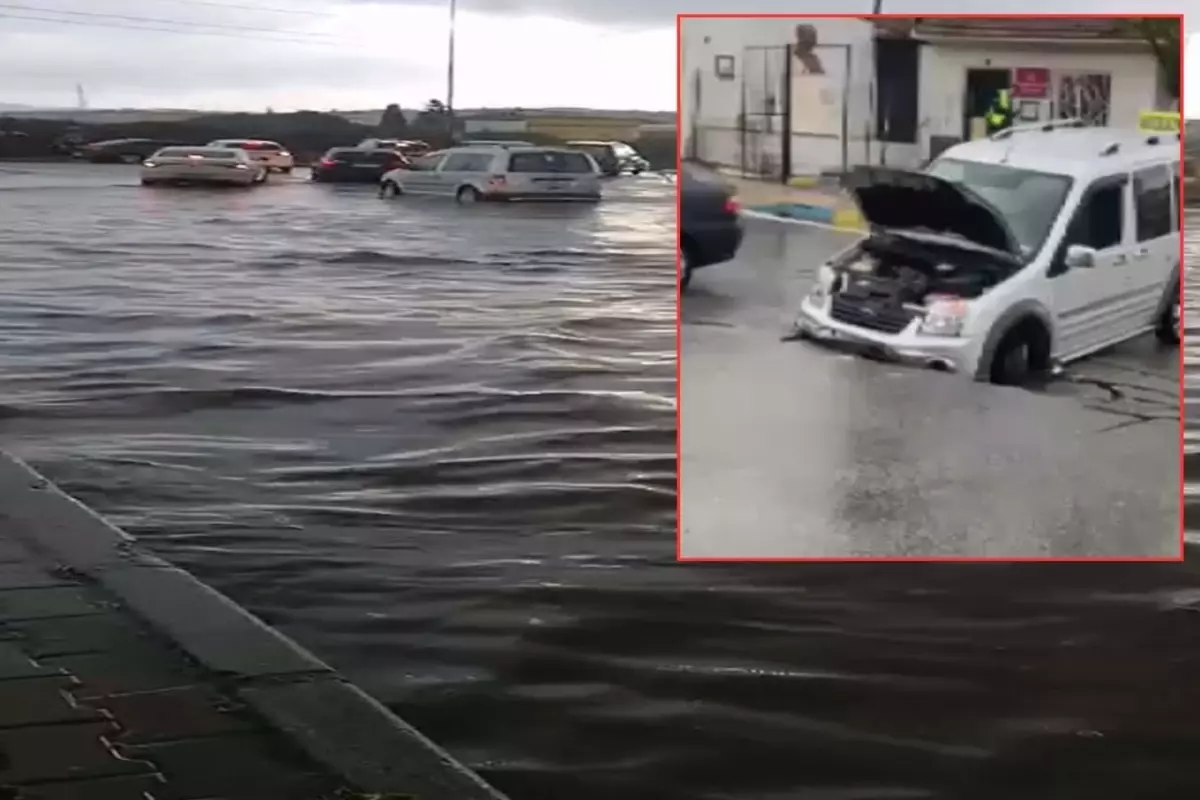 izmiri saganak yagis vurdu yol coktu seyir halindeki arac gocuge dustu EbJKeEWS