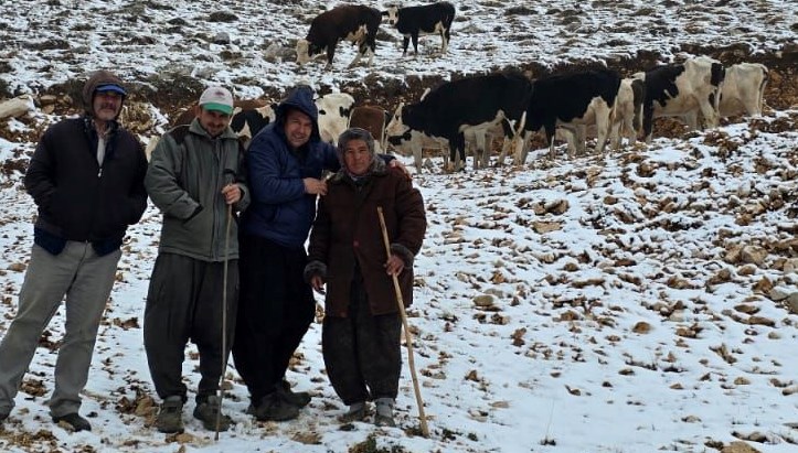 kar yaginca yaylada mahsur kalan kadini komsulari kurtardi GGeFqK3O.jpg