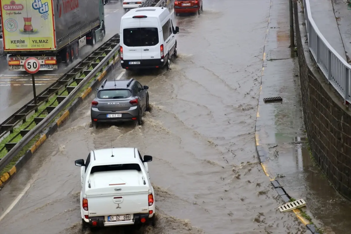 trabzonda saganak yollarda su birikintisi ZIlw3BVP