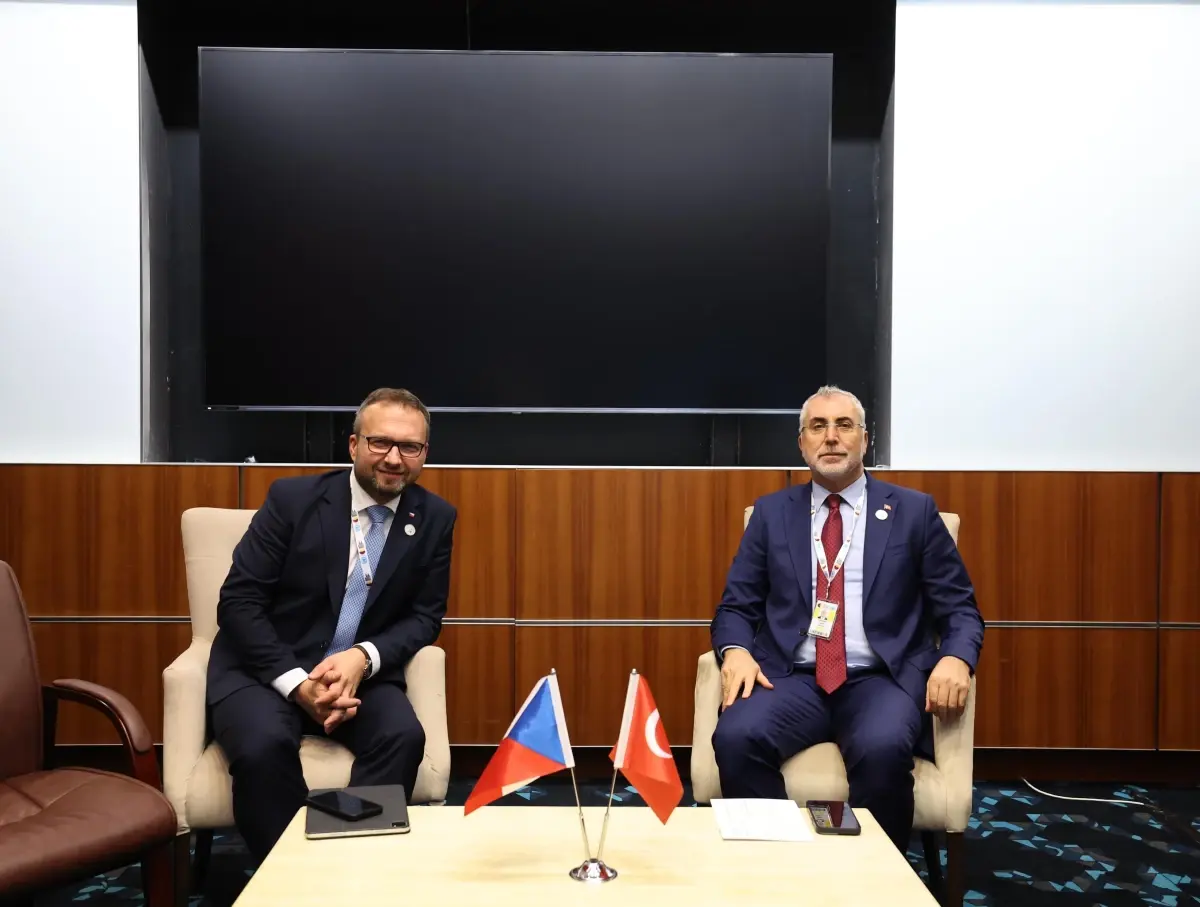 bakan isikhan katarda cek bakan ile fikir alisverisinde bulundu ayBcRvva.jpg