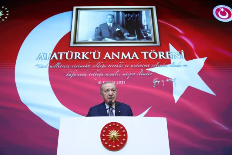 cumhurbaskani-erdogan-cephelesmenin-en-buyuk-magduru-ataturkun-hatirasi-ve-eserleri-cueuPR6L.jpg
