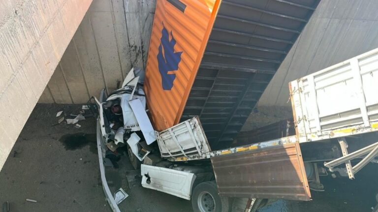 gaziantepte kamyonete carpan tir kopruden dustu 2 yarali NsaEyWu9.jpg