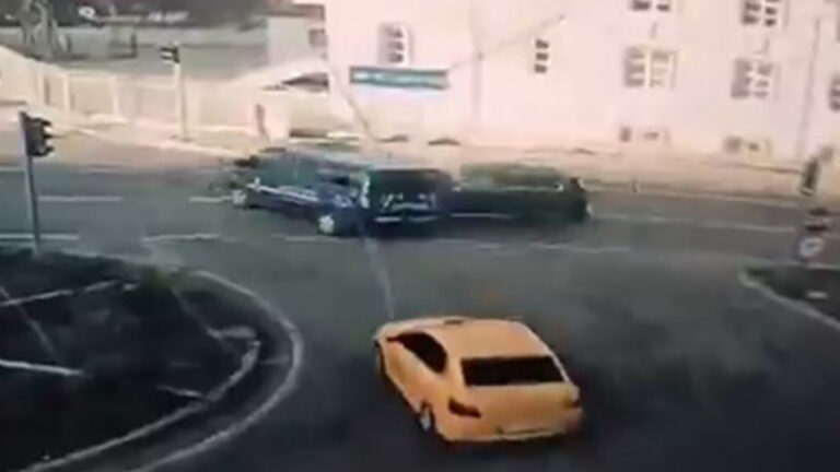 gumushanede jandarma minibusune makam araci carpti 2 asker yaralandi w756VuHn.jpg