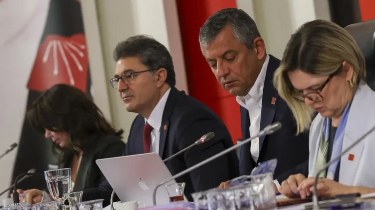 ozgur-ozel-tarih-verdi-secimler-en-gec-ekim-2027de-X2dAzvXu