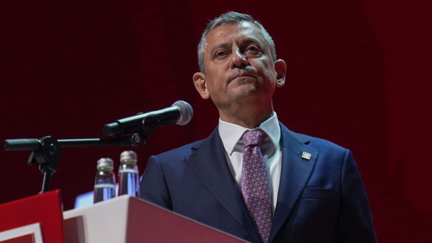 Ozgurozelyeni parti genel baskanligina secildi nWm9y6Jr