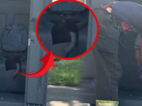 Seyyar tuvaletin icinden eli gorundu itfaiyeciler neye ugradiklarini sasirdi qlhXqEY9